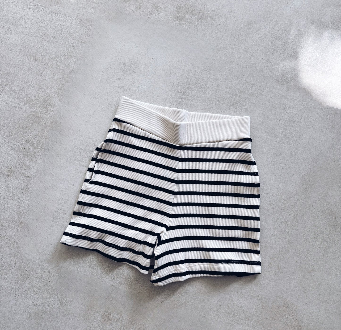 HEDVIG SHORTS BLACK STRIPES